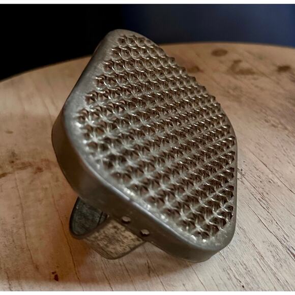 Antique Tin Hand-held Grater with unusual grater pattern, circa 1920 - Picture 7 of 9